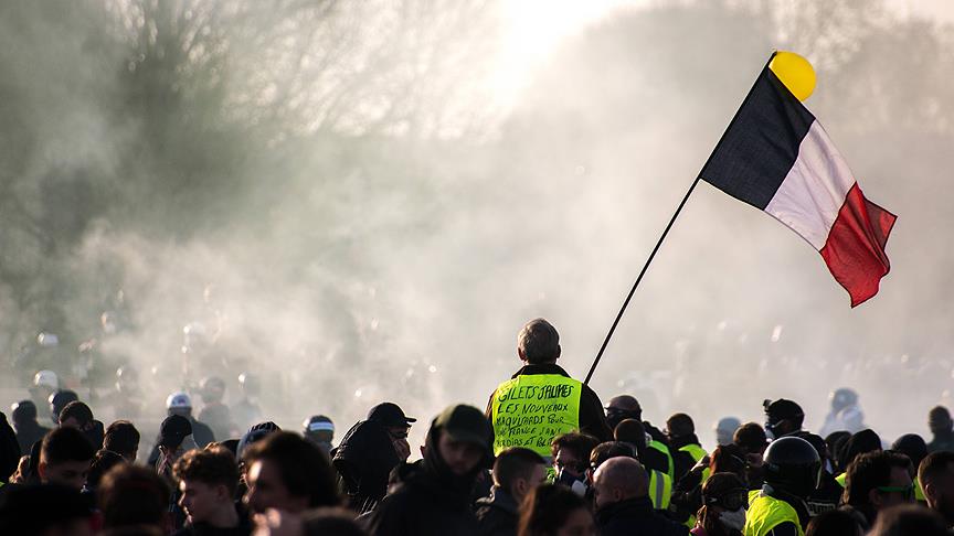 Sarı yeleklilerden Fransa'daki rafinelerde blokaj eylemi