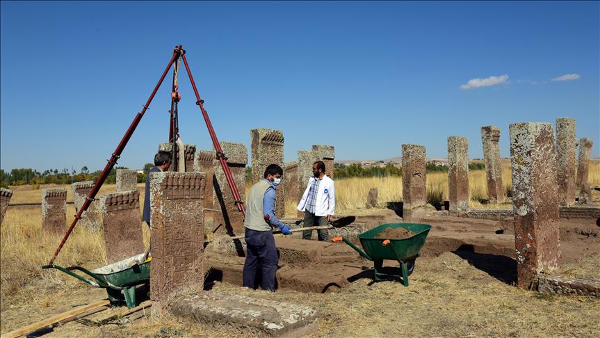 Ahlat'taki Selçuklu Mezarlığı'nda yeni mezar taşları bulundu