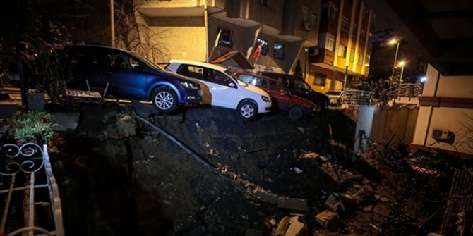 Beşiktaş'ta duvar çöktü! 4 otomobil askıda kaldı