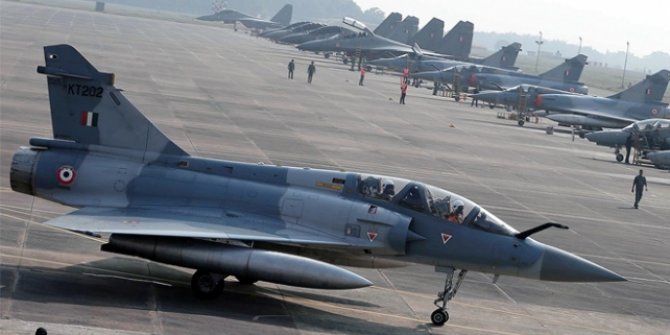 Pakistan iki Hint savaş uçağını vurdu