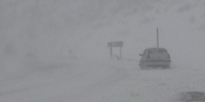Ardahan-Şavşat karayolu kar ve tipiden ulaşıma kapandı!