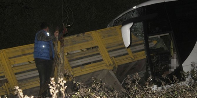 Balıkesir'de yolcu otobüsü ile kamyon çarpıştı: 2 ölü, 7 yaralı