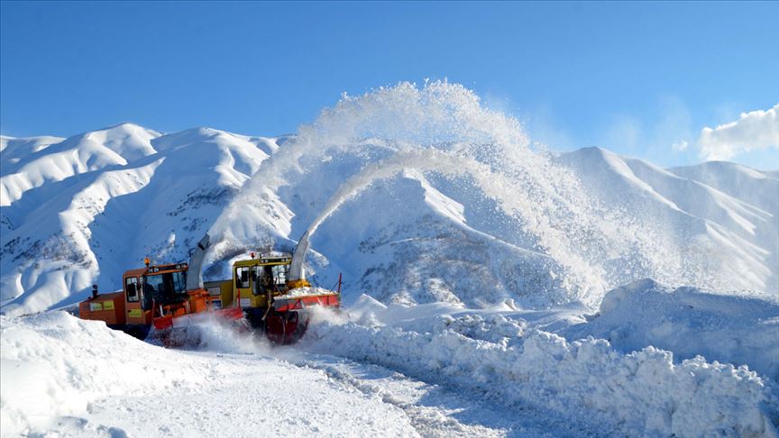 Yolları açmak için 5 metrelik karla mücadele ediyorlar