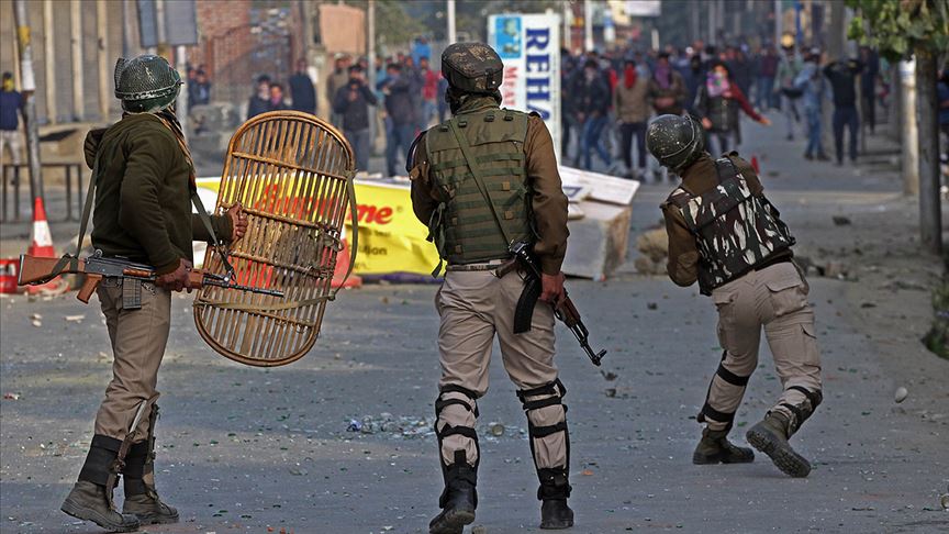 Hindistan askerlerinin top atışları sonucu Keşmir'de bir sivil öldü