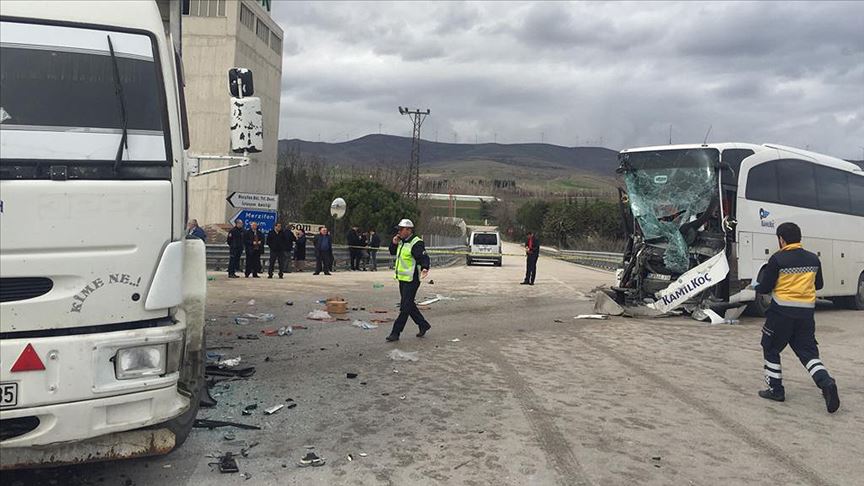 Amasya'da yolcu otobüsü ile kamyon çarpıştı! Çok sayıda yaralı var...