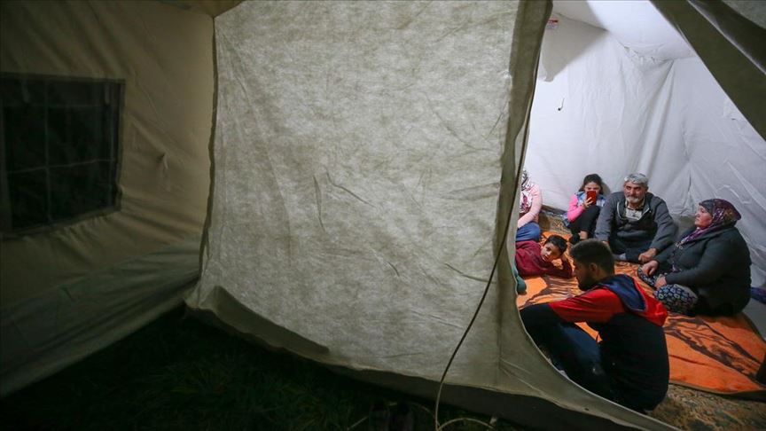 Depremden etkilenen vatandaşlar geceyi çadırlarda geçiriyor