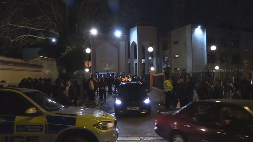 Londra'da polis, zanlıları yakalamak için camiye girdi