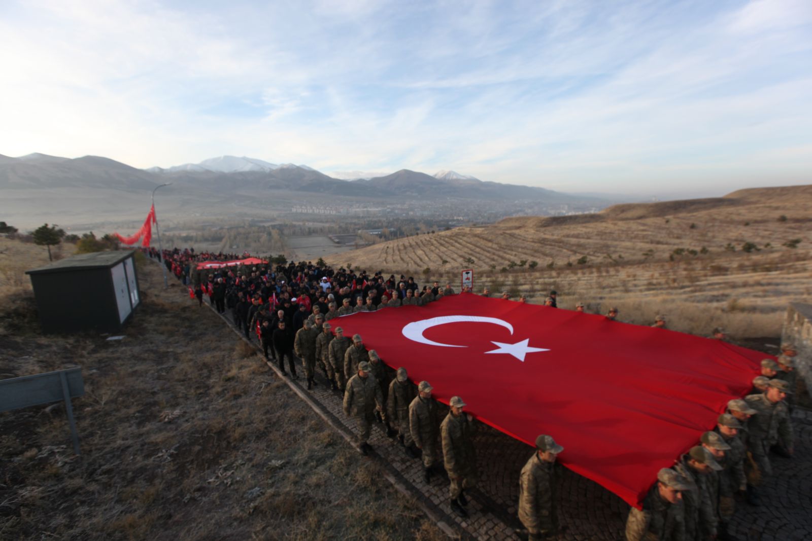 Erzurum'da on binler ecdanın anısına yürüdü