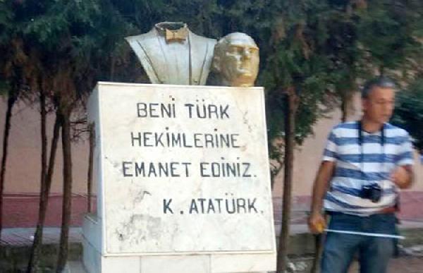 Anamur’da Atatürk büstüne sopalı saldırı