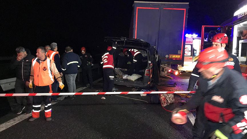 Anadolu Otoyolu'nda tırla minibüs çarpıştı: 5 ölü, 6 yaralı