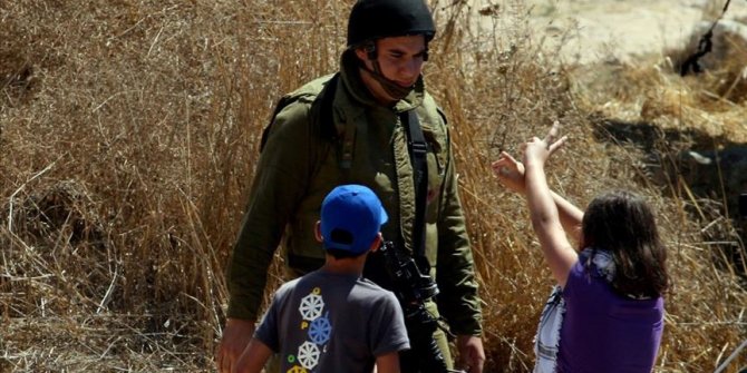 İsrail polisi Kudüs’te Filistinli gençleri ve çocukları gözaltına aldı