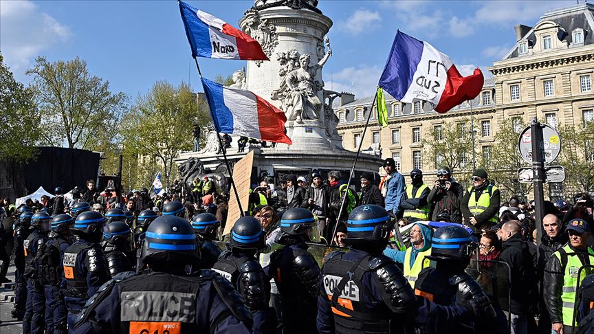 Paris'te polise 'ırkçı muamelelerde bulunma' talimatı verildiği iddiası