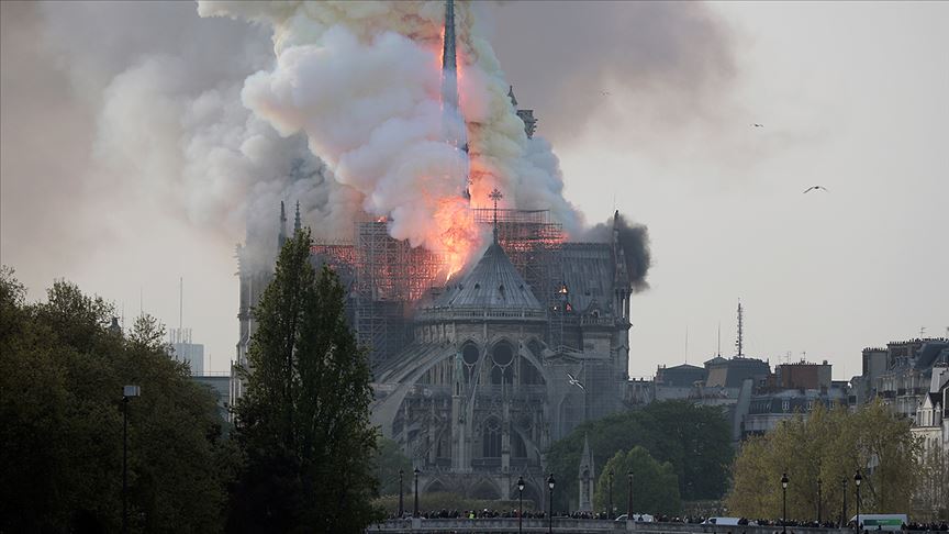 Notre Dame Katedrali'nde yangın çıktı! Paris'in simgesi alev alev yandı!