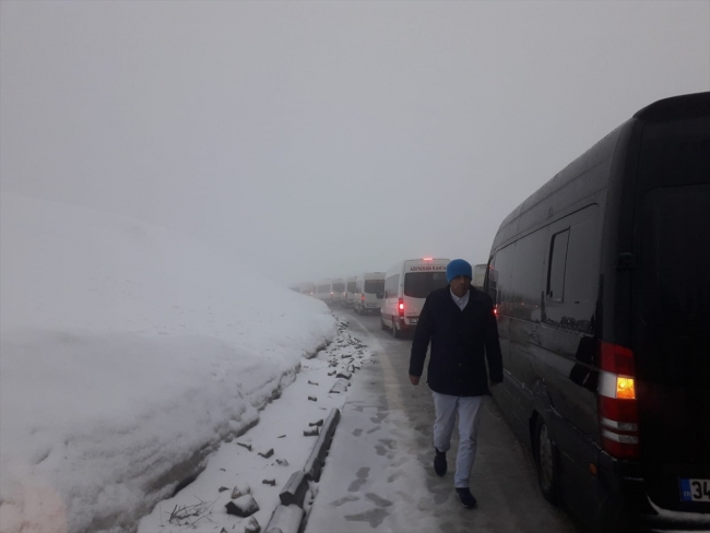 Nemrut Dağı'nda mahsur kalan 70 araçlık turist kafilesi kurtarıldı