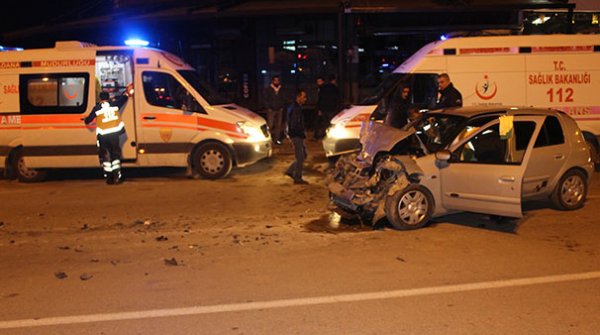 Adana'da otobüs ile minibüs çarpıştı: 2 yaralı