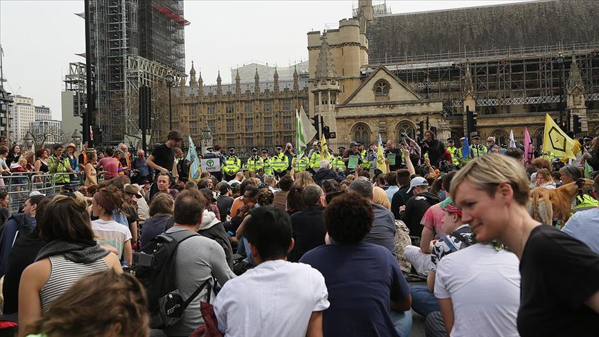 Londra'daki çevreci eylemlerde gözaltı sayısı bini geçti