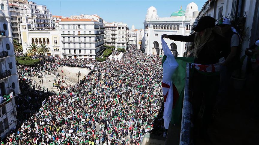 Cezayir'de protestoların 10'uncu haftasında yüz binler sokakta