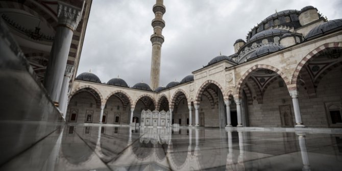 İstanbul'da tüm camilerde sela sesleri