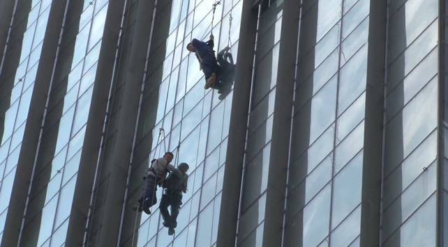 İstanbul'da 2 işçi 20 katlı binada asılı kaldı