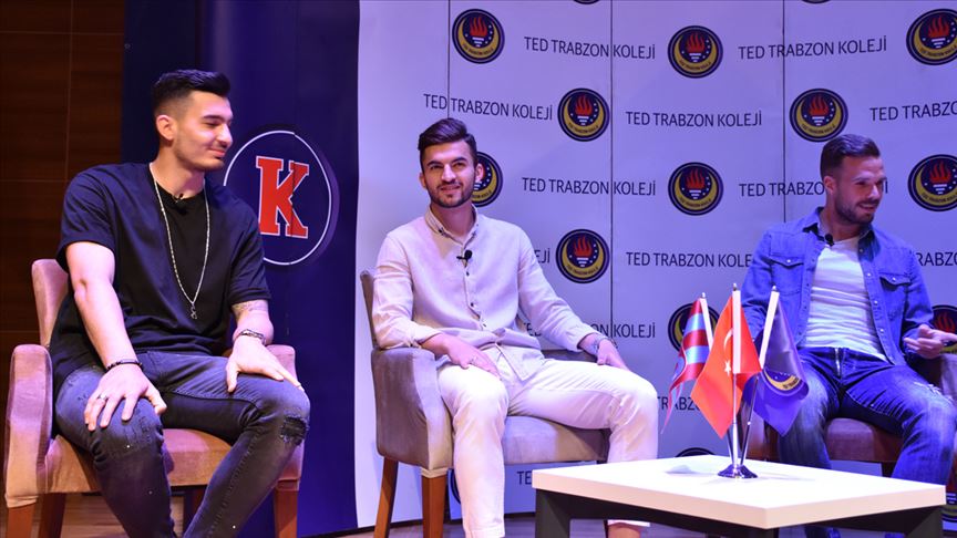 Trabzonsporlu futbolcular öğrencilerle buluştu