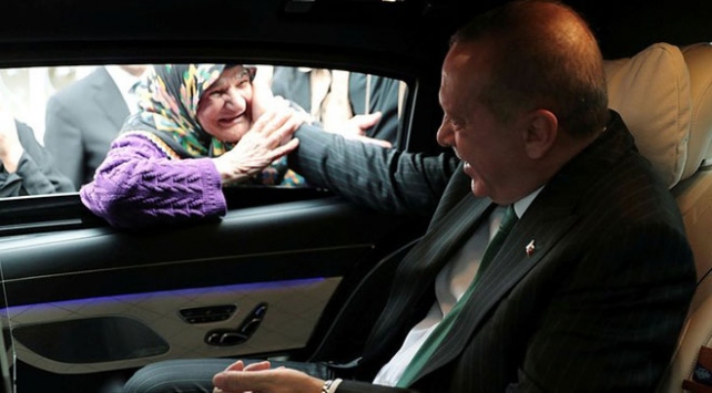 Erdoğan ile yaşlı teyzenin gülümseten sohbeti