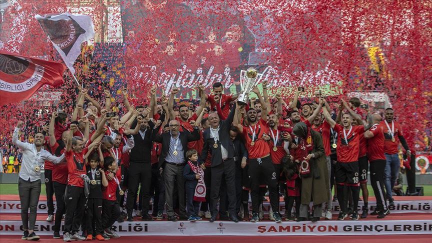 Süper Lig'e yükselen Gençlerbirliği kupasını aldı!