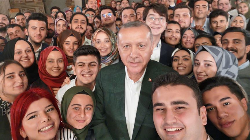 Cumhurbaşkanı Erdoğan'dan gençlerle selfie paylaşımı