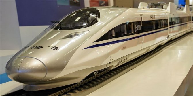 Çin 600 kilometre hızla gidecek trenin prototipini tanıttı