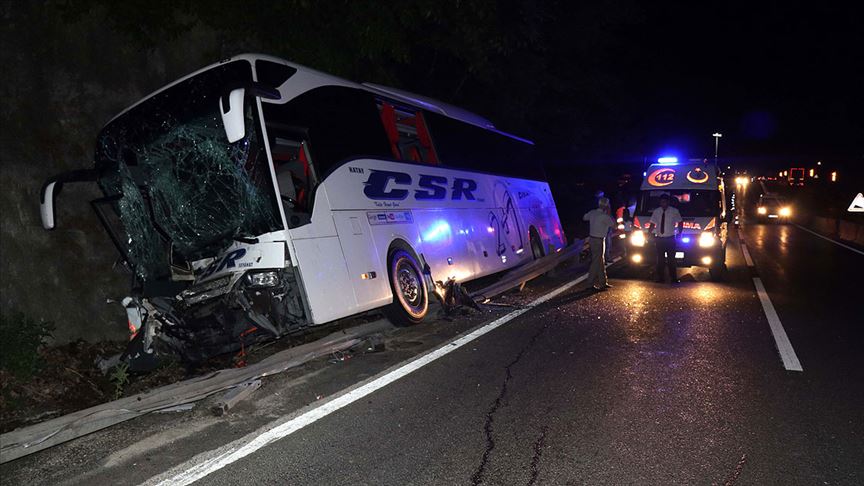 Düzce'de yolcu otobüsü traktörle çarpıştı: 1 ölü, çok sayıda yaralı var...