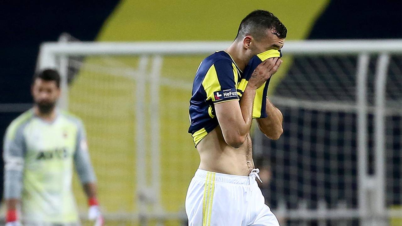 Fenerbahçe'de Mehmet Topal’a şok protesto!