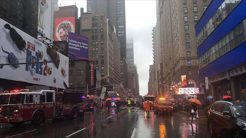 New York'ta helikopter gökdelene çarptı