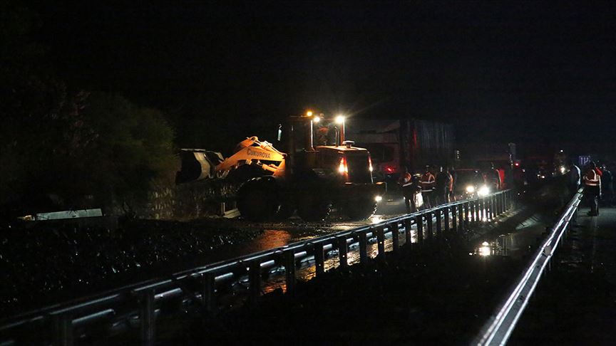 İzmir-Manisa kara yolu heyelan nedeniyle kapandı
