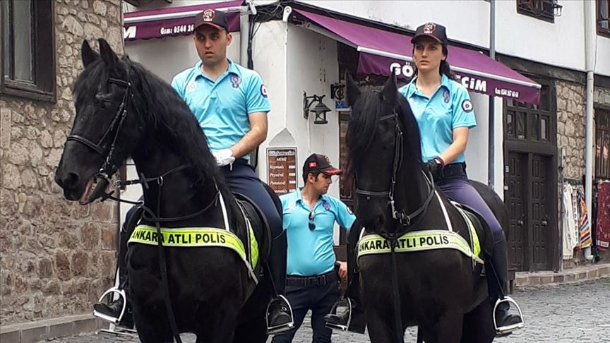 Beypazarı sokaklarında atlı polisler