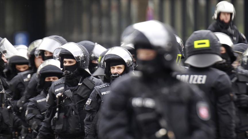 Almanya'da 4 polis tutuklandı