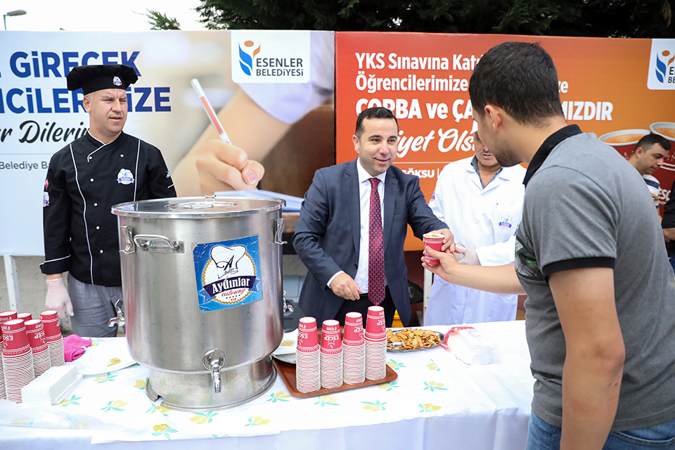 Esenler Belediyesi Üniversite Adaylarına Çay ve Çorba ikram etti!