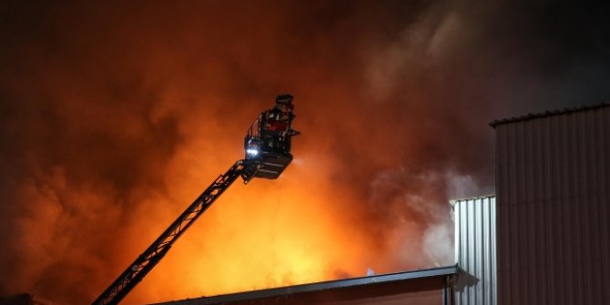 İstanbul Büyükçekmece’de  fabrika yangını