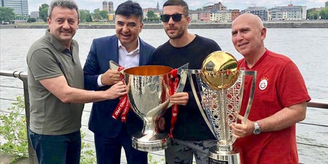 Podolski Galatasaray'ın şampiyonluk kupalarıyla poz verdi