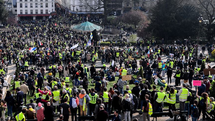 Fransa'da sarı yelekliler gösterilerin 32. haftasında yeniden sokaklarda
