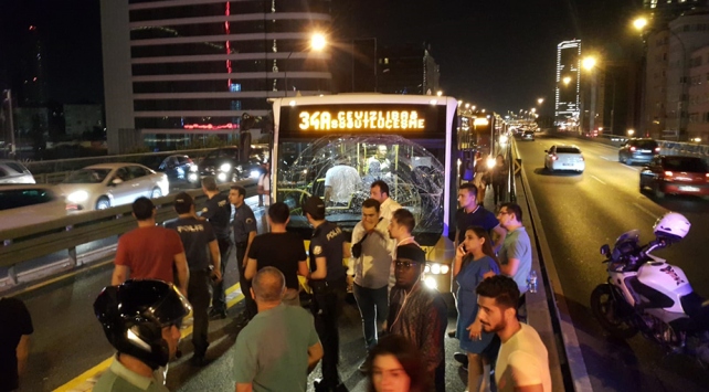 Mecidiyeköy'de metrobüs kazası! 2 kişi yaralandı!