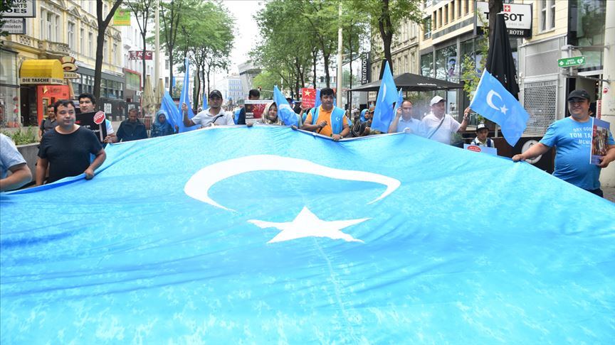 Avusturya'da Uygur Türkleri Çin'i protesto etti