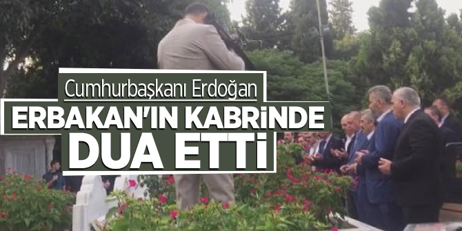 Cumhurbaşkanı Erdoğan, Erbakan'ın kabrinde dua etti