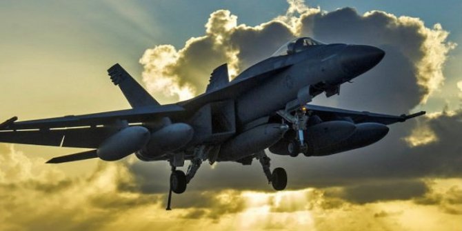 Süper Hornet savaş uçağı Ölüm Vadisi’de düştü
