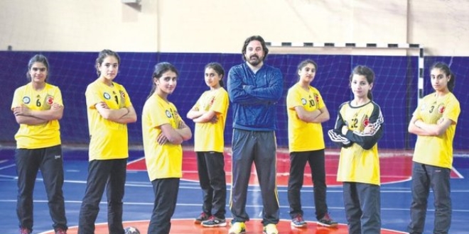 Beden eğitimi öğretmeni Mehmet Kumru sayesinde Hentbol sporunun peşinden giden 8 kız öğrenci