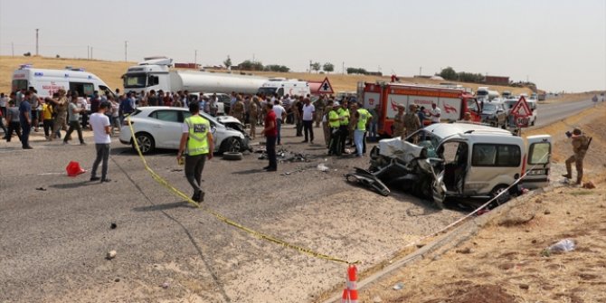 Diyarbakır'da zincirleme trafik kazası: 2 ölü, 8 yaralı