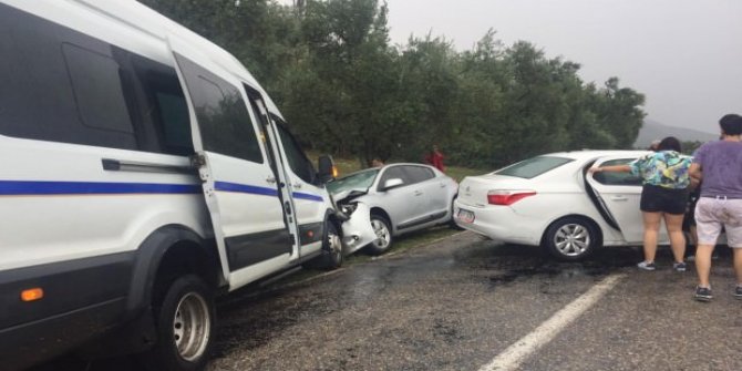 Yağmurda 4 araç birbirine girdi: 18 yaralı