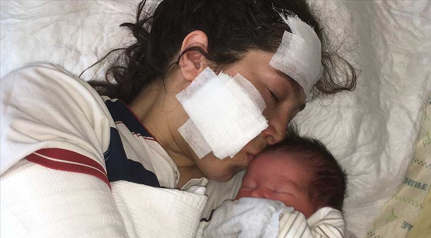 Doğumdan sonra eşi hastanede bıçaklamıştı!  Anne bebeğini kucağına aldı
