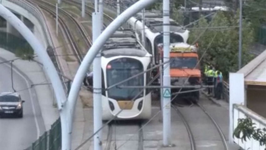 Zeytinburnu'nda tramvay raydan çıktı