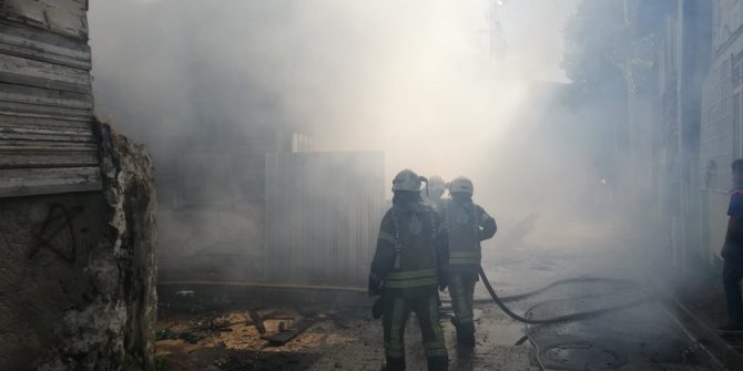 İstanbul Fatih'te ahşap binada yangın