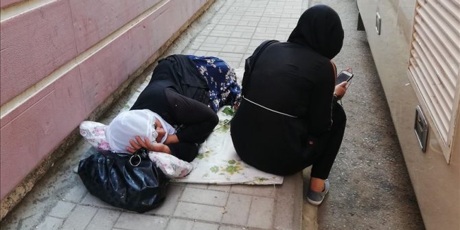 Evladı için eylem yapan anne yorgun düşünce beton zeminde uyudu