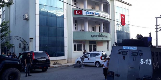 Kulp Belediyesi ve HDP İlçe Başkanlığı binasında arama yapıldı